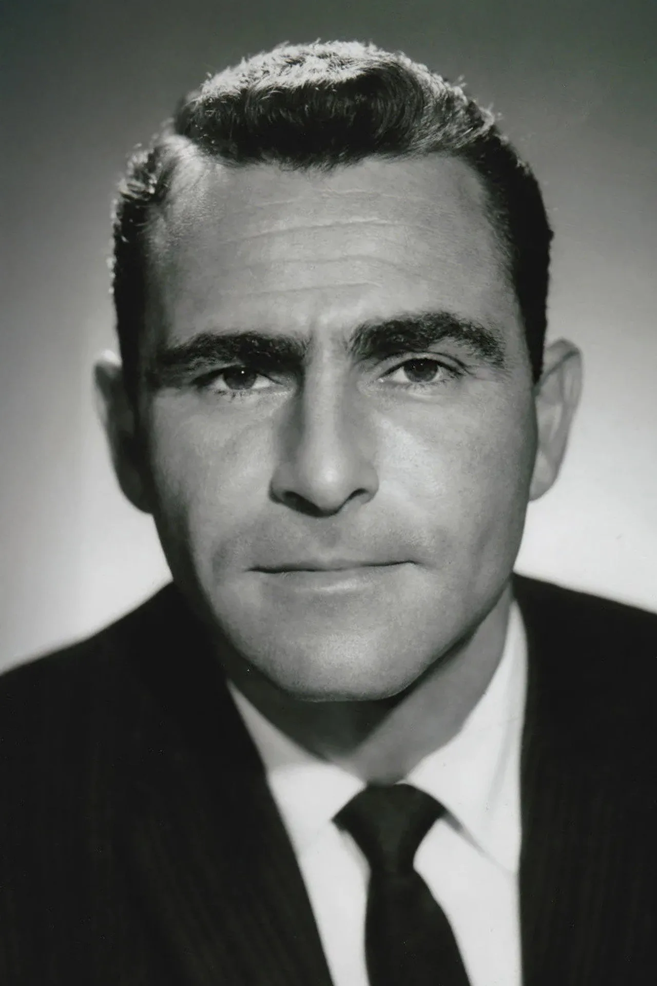 Imagem de Rod Serling — Night Gallery: Rod Serling critica brutalmente 'The Different Ones'