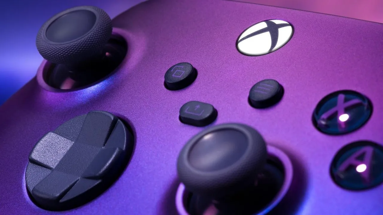 Controle Xbox de próxima geração em destaque, com botões A, B, X e Y exibindo a nova tipografia sutil