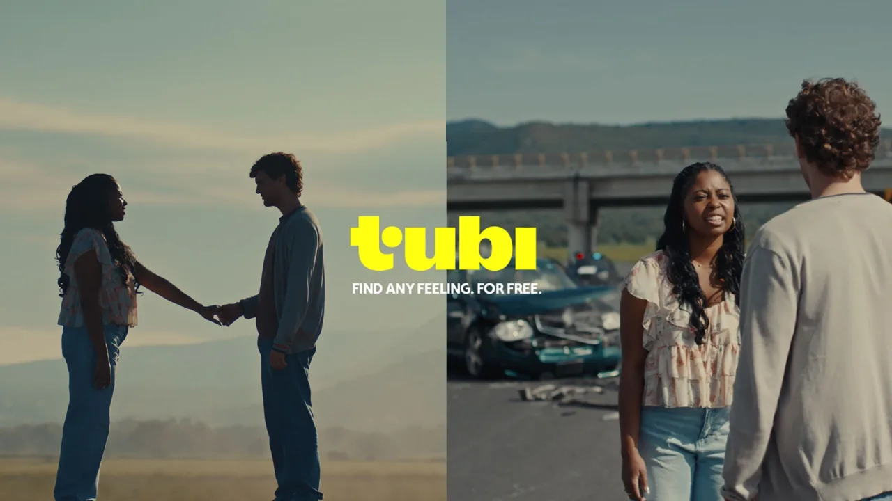Telefone vermelho com o logotipo da Tubi ao lado de uma tela mostrando ícones de filmes organizados por emoções