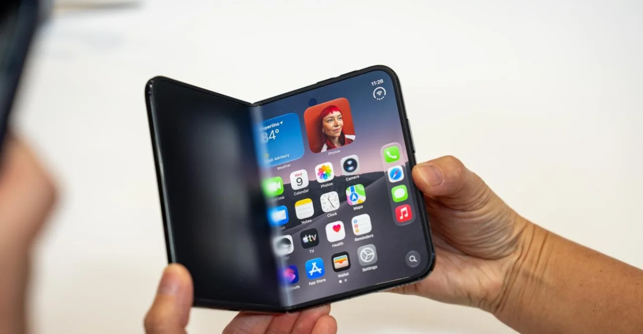 iPhone Duo aberto, exibindo a tela externa de 5,4” e a interna de 7,6”, com o logotipo da Apple ao fundo