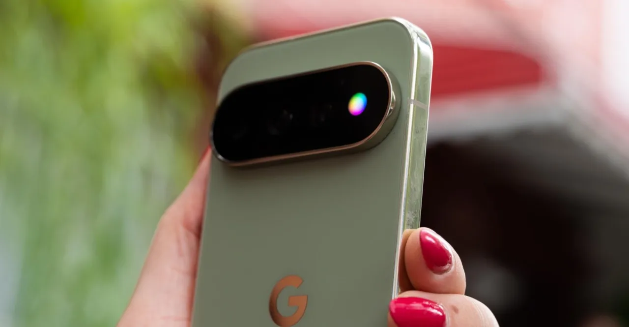 Pixel 11 Pro e Pixel 11 Pro XL lado a lado, com selo “$250 OFF” e logo da Amazon ao fundo