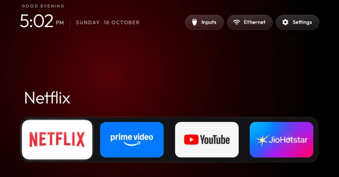Tela de smart TV exibindo interface limpa sem banners, ao lado de um laptop aberto com código Python e logo do ChatGPT