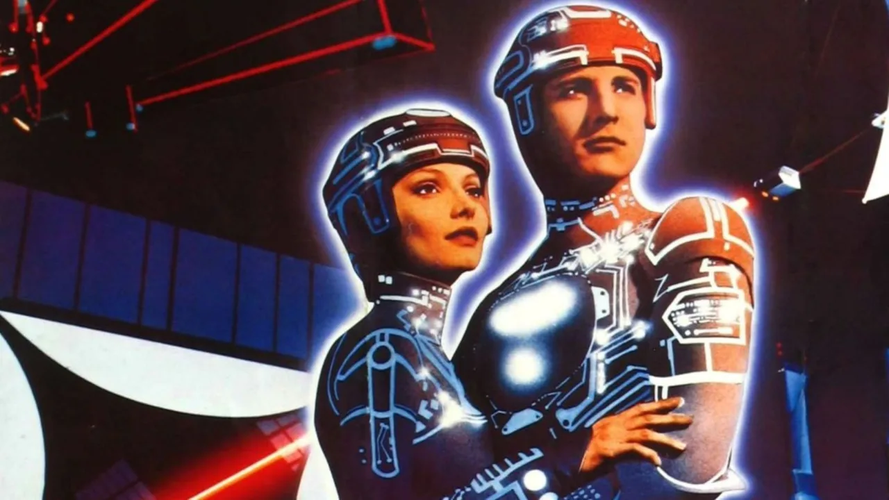 Figuras de ação originais da Tomy de Tron (Kevin Flynn, Tron e Sark) com detalhes neon e luzes azuis sobre fundo escuro