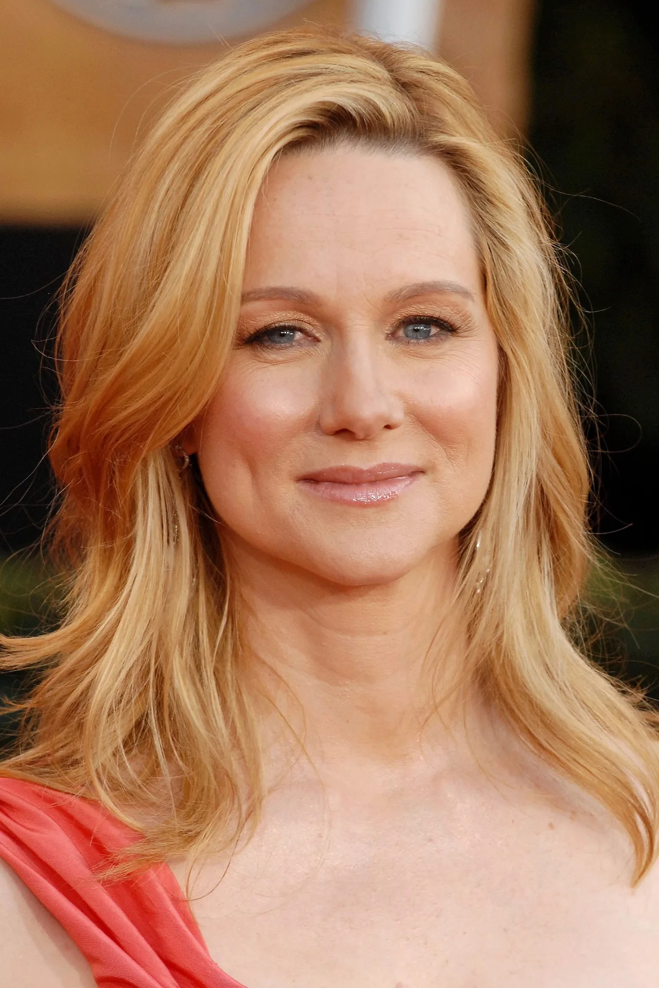 Imagem de Laura Linney — Lanterns: Por que os Guardiões aparecem azuis e o que isso muda na his