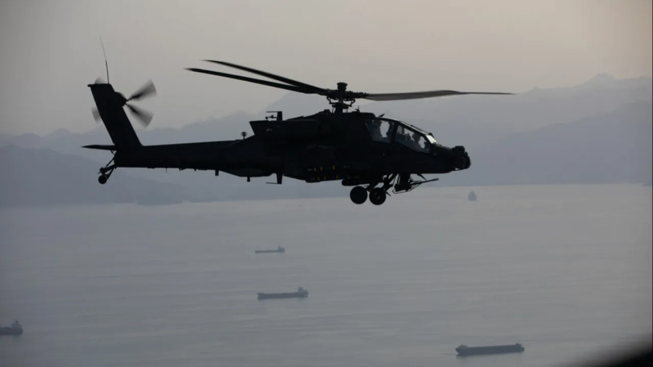Imagem ilustrativa: Barco drone retira pilotos de helicóptero Apache no Golfo do Hormuz