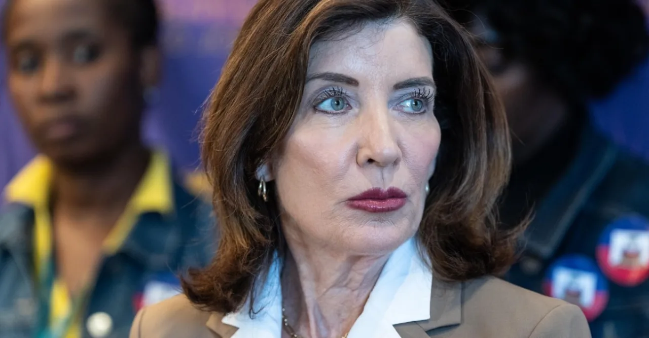 Imagem ilustrativa: Governadora de Nova York usa IA para revisar leis: o que isso muda na prática?
