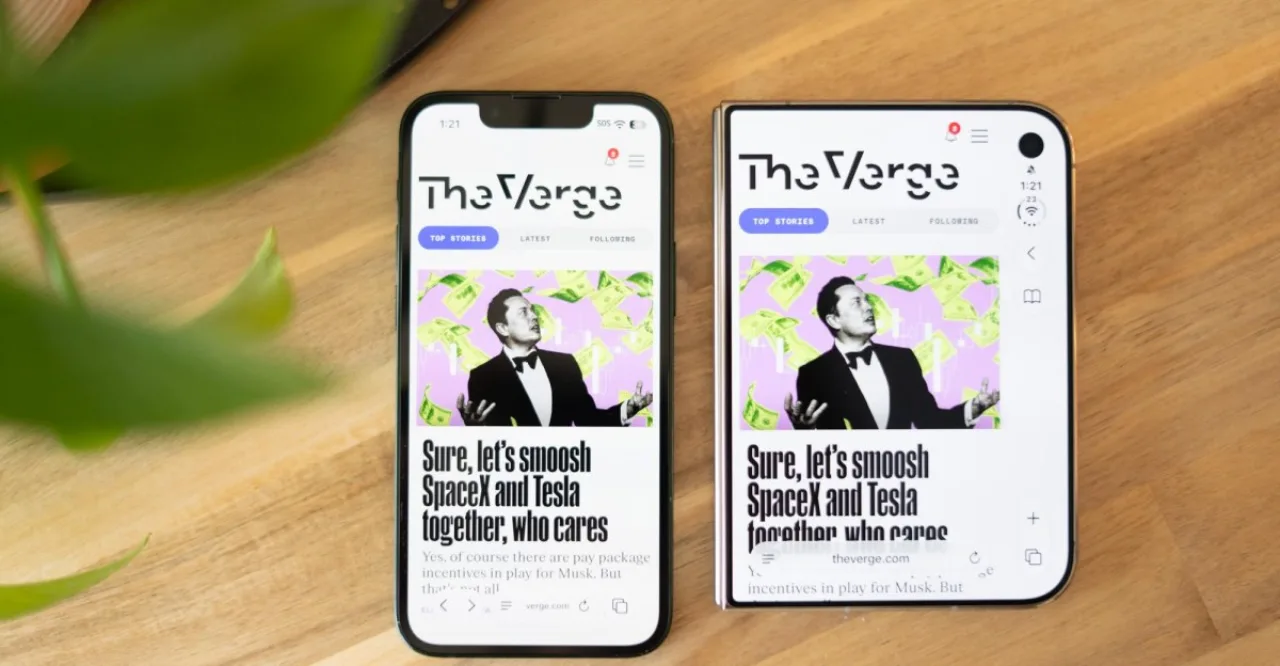 iPhone Duo aberto, exibindo a tela de 5,4″ no módulo principal ao lado da tela maior, com logo da Apple em destaque