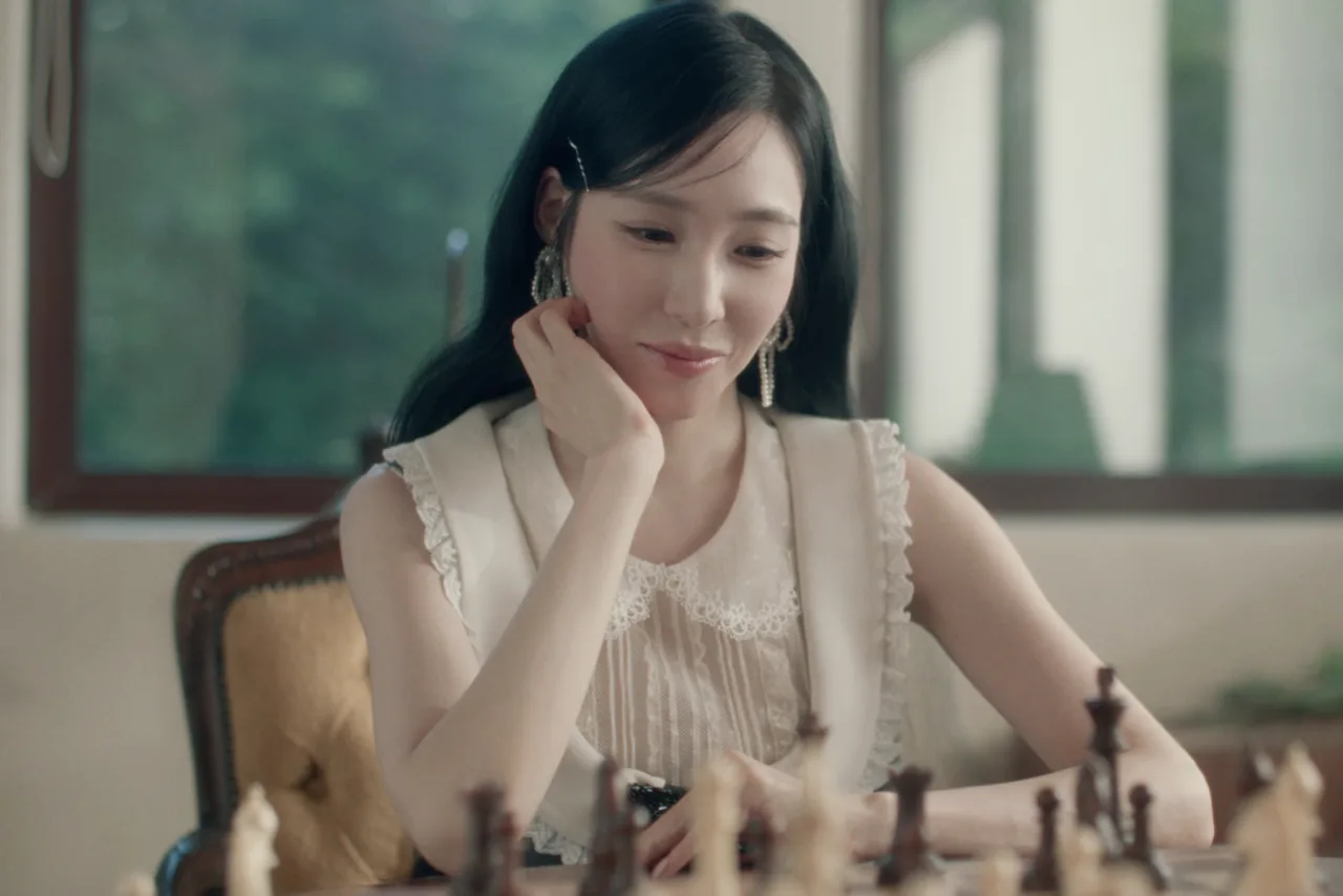 Imagem ilustrativa: Tiffany Young lança 'Edge of Calm': 7 detalhes que revelam a nova fase da artista