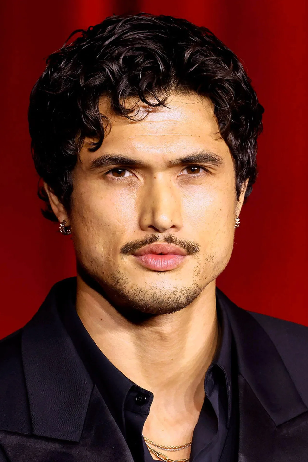 Imagem de Charles Melton — Beast no MCU: por que o rumor da recusa de Charles Melton pode atrapal