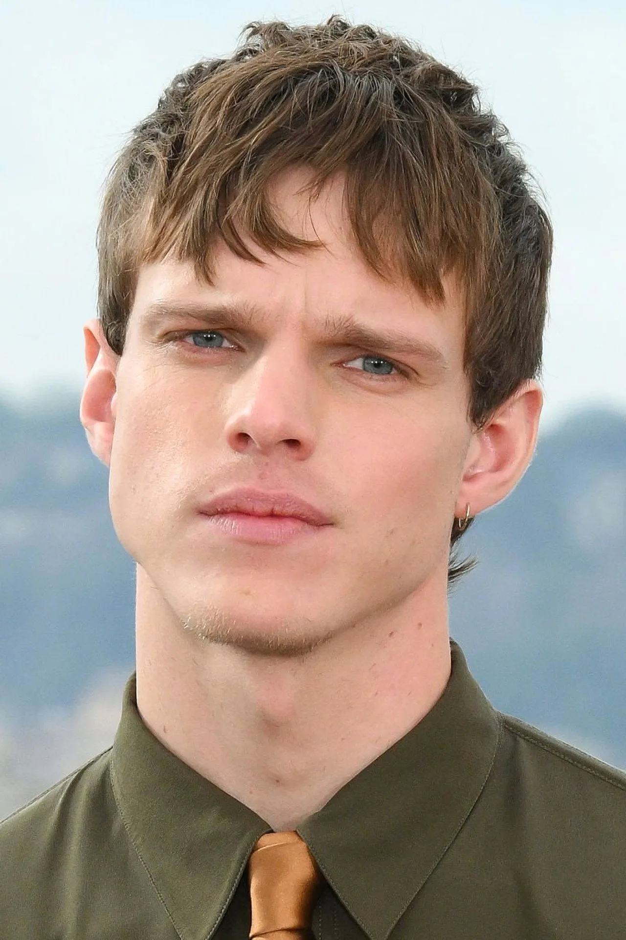 Imagem de Finn Bennett — Finn Bennett: quem é o ator de Bobby no filme de Backrooms?