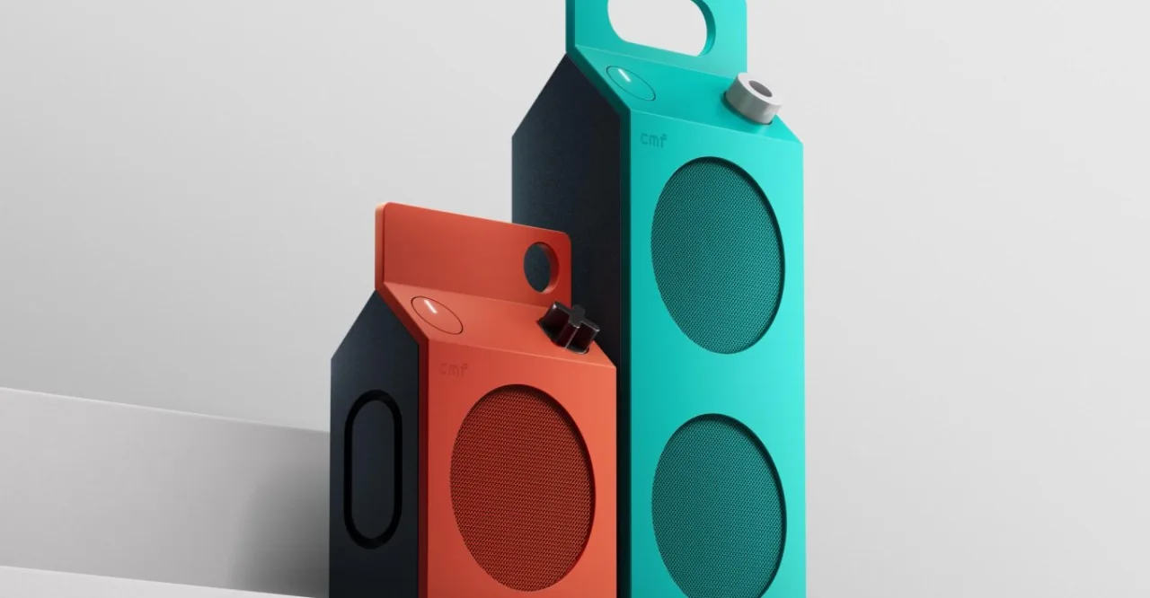 Alto-falantes Bluetooth brancos em formato de caixa de leite, com logotipo CMF em destaque sobre fundo neutro