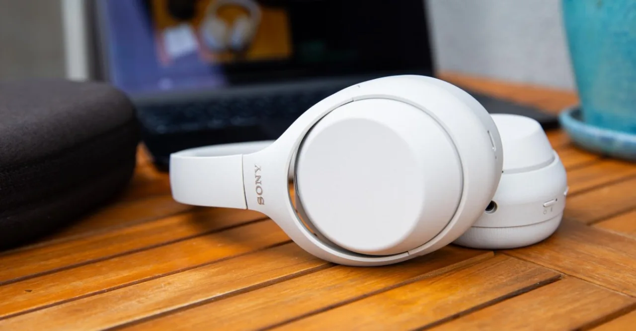 Fones Sony WH‑1000XM4C pretos sobre fundo neutro, destacando o design clássico de 2020 e o logotipo da Sony