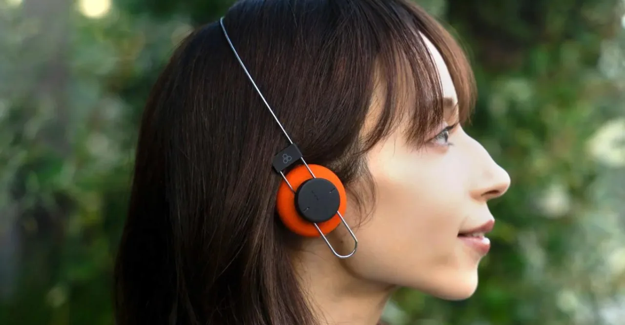 Headphones Final Porta on‑ear, com armação de fio minimalista e logotipo discreto, destacados sobre fundo neutro