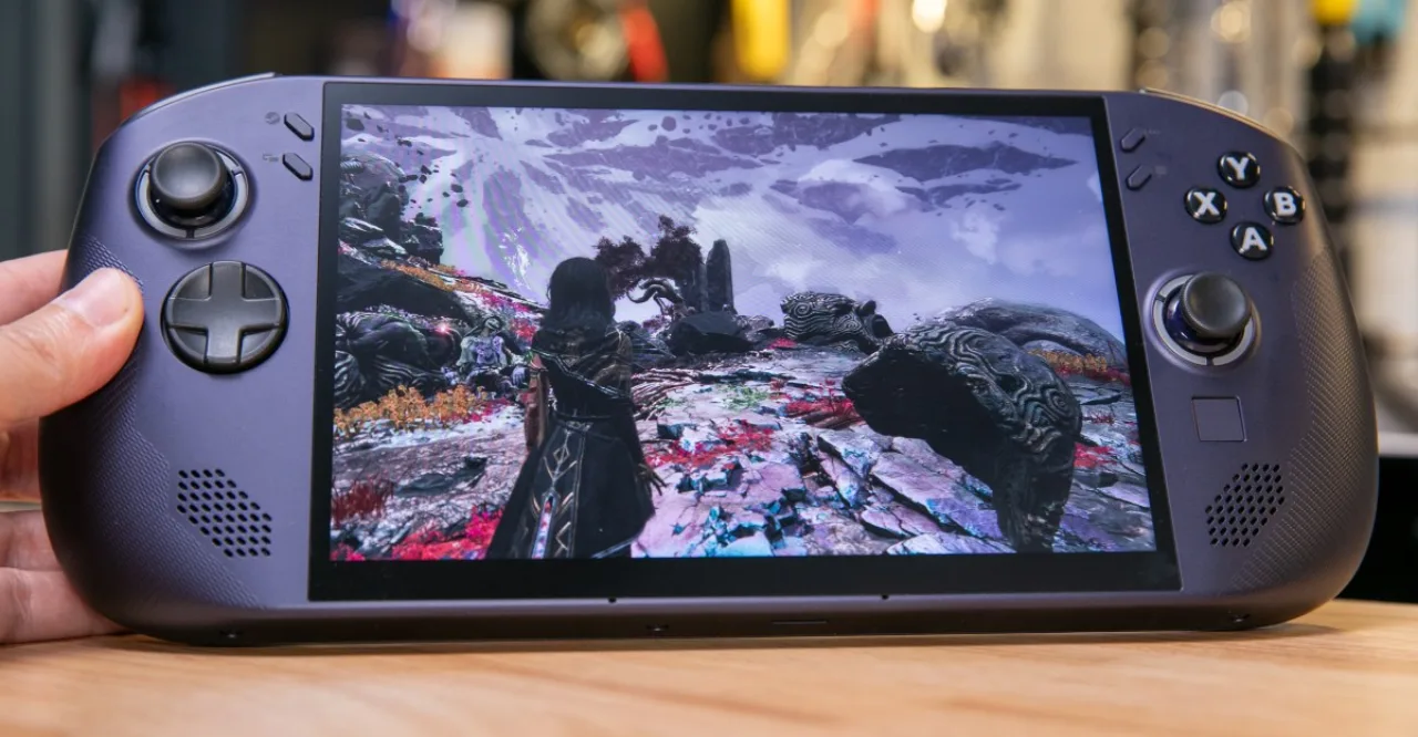 Legion Go S portátil com tela LCD exibindo interface SteamOS ao lado do logo da Lenovo