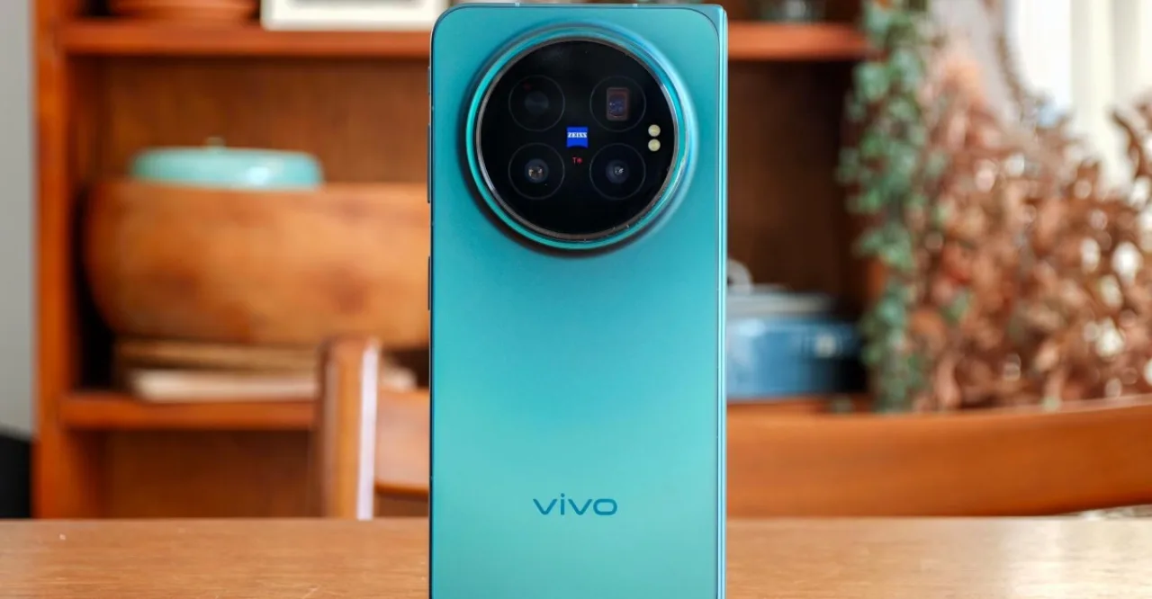 Vivo X Fold 6 aberto mostra tela dupla com bordas finas e design retro, ao lado do logotipo da Vivo