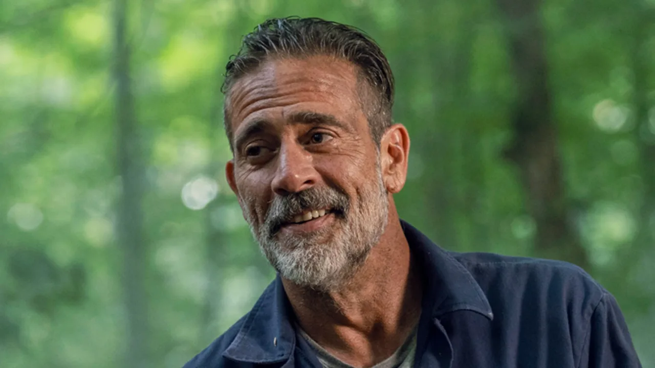 Jaqueta de couro de Negan e a icônica bat Lucille com arame farpado expostos em um pedestal da Heritage Auctions
