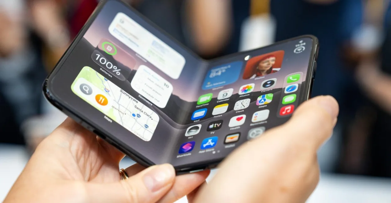 iPhone Duo dobrado ao lado do iPhone 18 Pro e Apple Watch Series 12, com o logo da Apple ao fundo