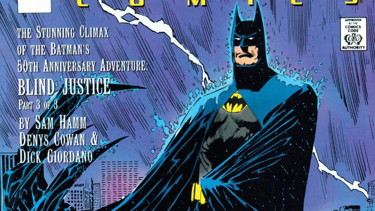 Batman de pé sobre o skyline de Gotham, segurando um bastão, com o título 'Blind Justice' ao fundo em letras vermelhas