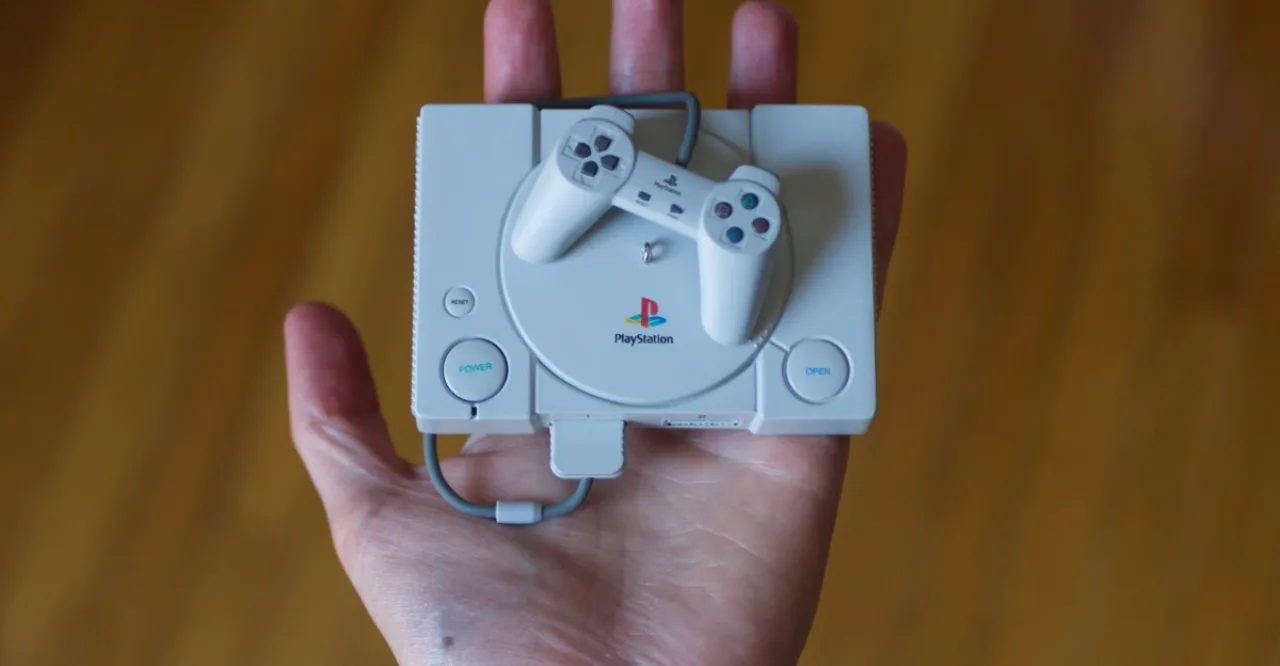 Imagem ilustrativa: Replica do PlayStation: 5 detalhes que homenageiam o console clássico e seu som icônico
