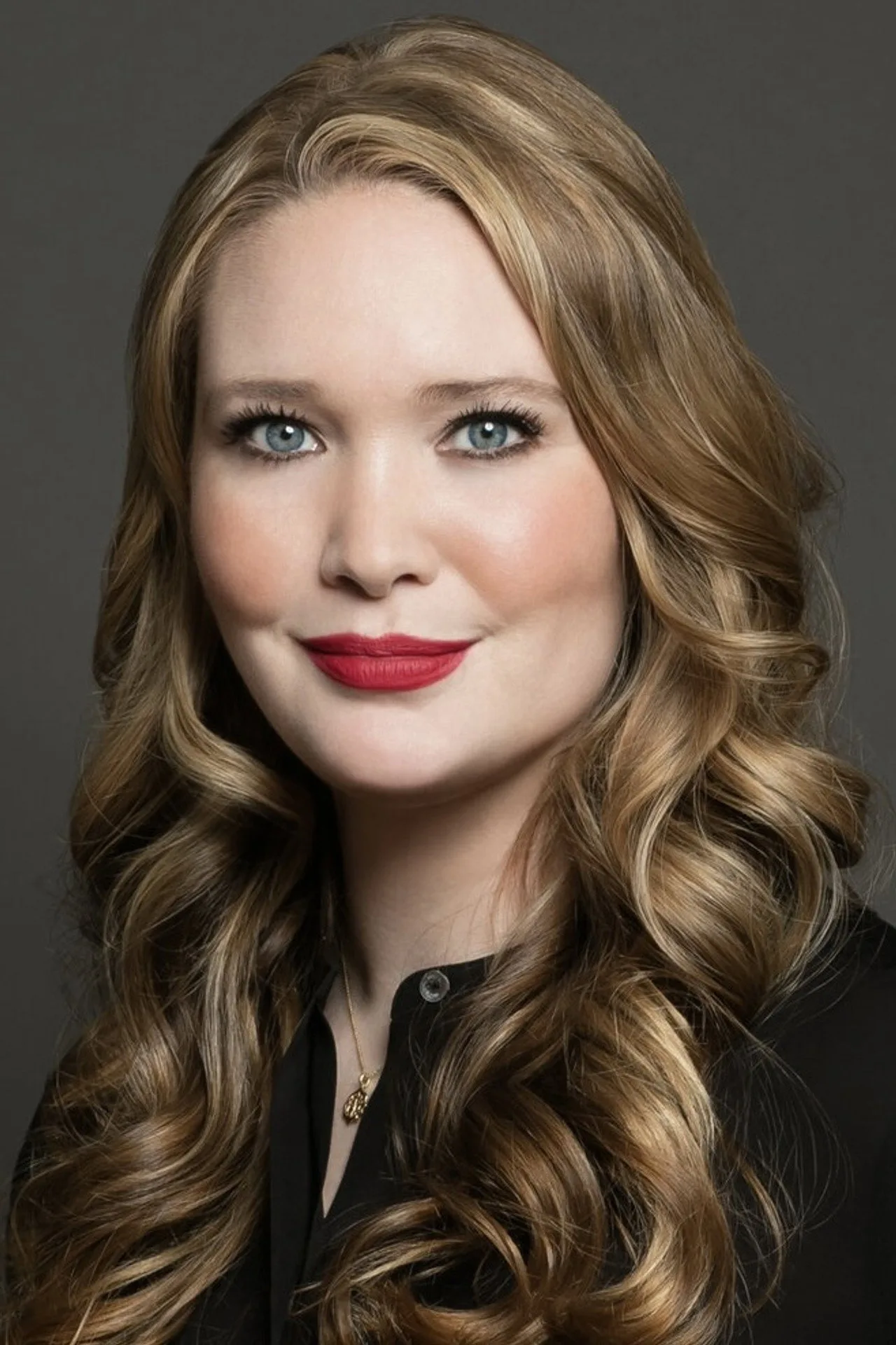 Imagem de Sarah J. Maas — 4 livros de fantasia e romantasy que pedem adaptação: qual merece a te