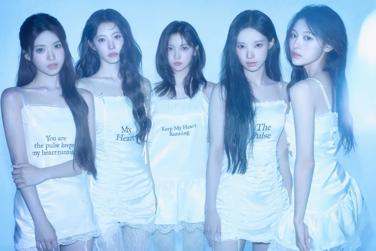 Light Stick oficial da RESCENE, versão 2, em destaque com iluminação multicolorida e logo da marca
