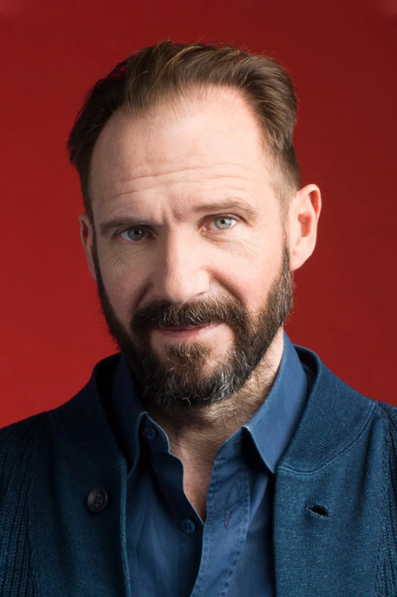 Imagem de Ralph Fiennes — Haymitch Abernathy: O que a foto exclusiva de "Sunrise on the Reaping"