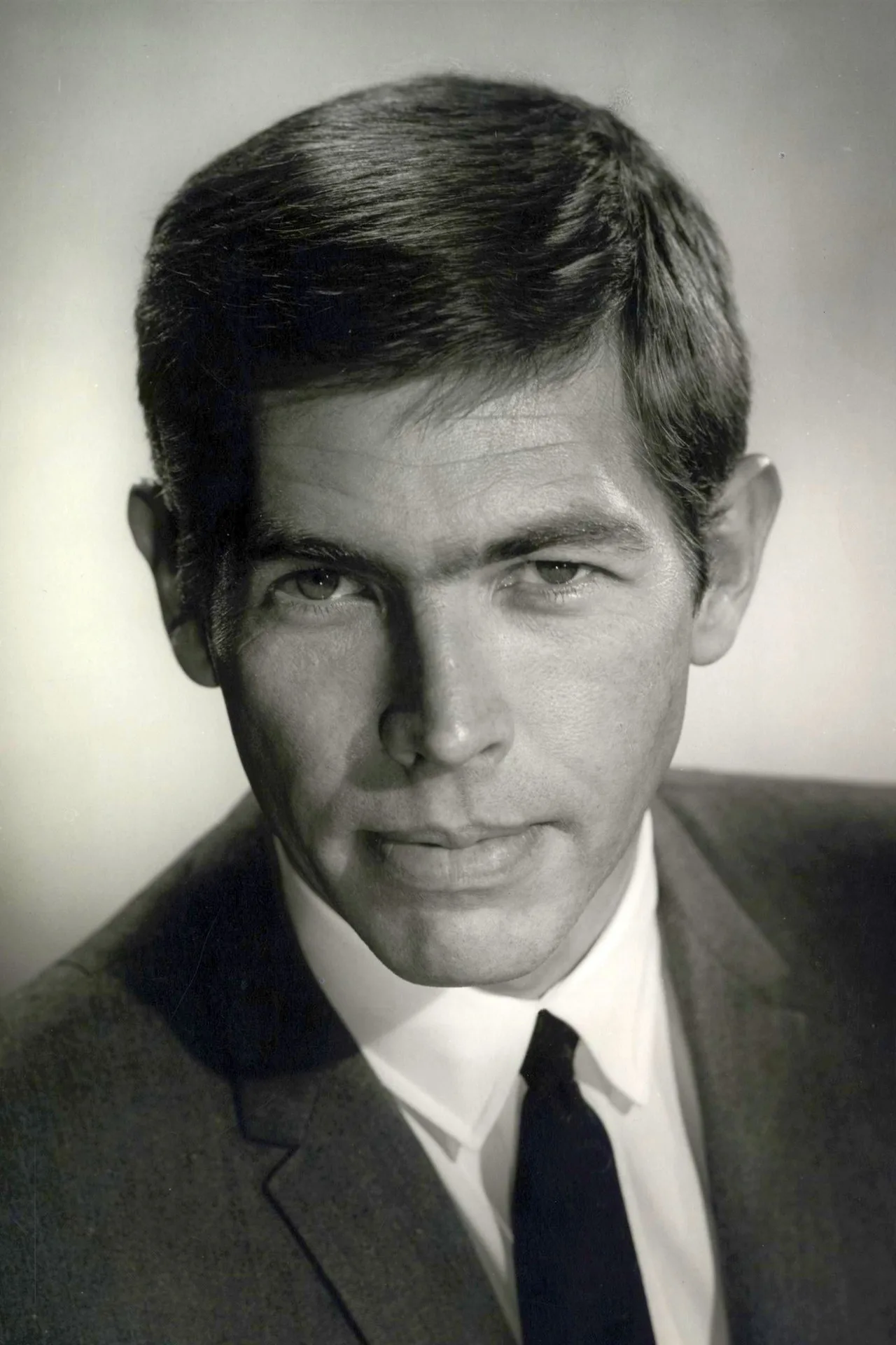 Imagem de James Coburn — The Carey Treatment vs. Outras Adaptações de Crichton: Por que o filme