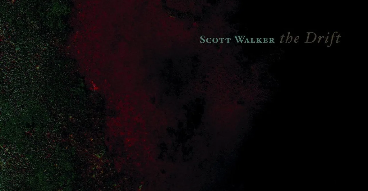 Capa de The Drift, com Scott Walker em silhueta escura sobre fundo vermelho e título em fonte gótica