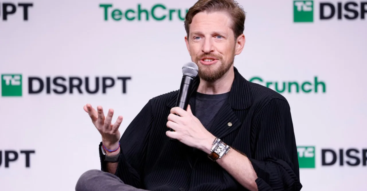 Matt Mullenweg aparece sorrindo ao lado do logotipo da Automattic, com ícone do Slack ao fundo