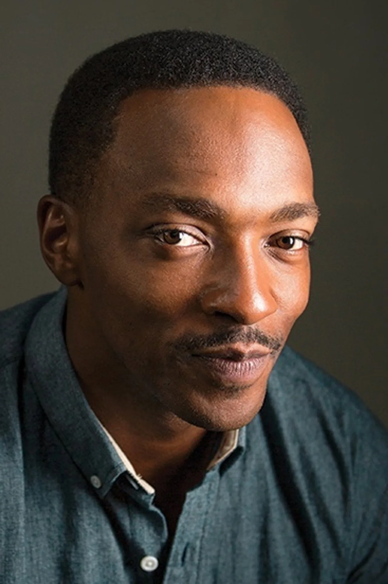 Imagem de Anthony Mackie — Triple 9: filme de assalto de 2016 com elenco estrelado volta ao Netfl