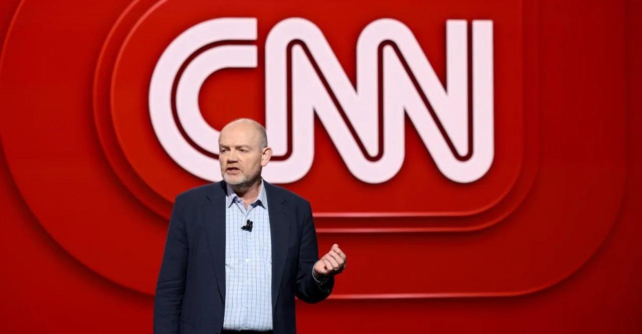 Mark Thompson ao centro, ao fundo logos da CNN, Paramount e Warner Bros Discovery em tela de reunião