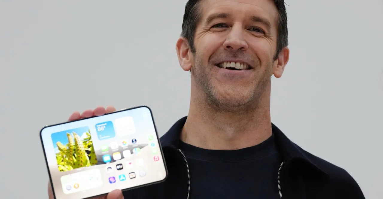 iPhone Duo aberto mostrando tela dobrada ao estilo passaporte, ao lado de smartphones concorrentes semelhantes