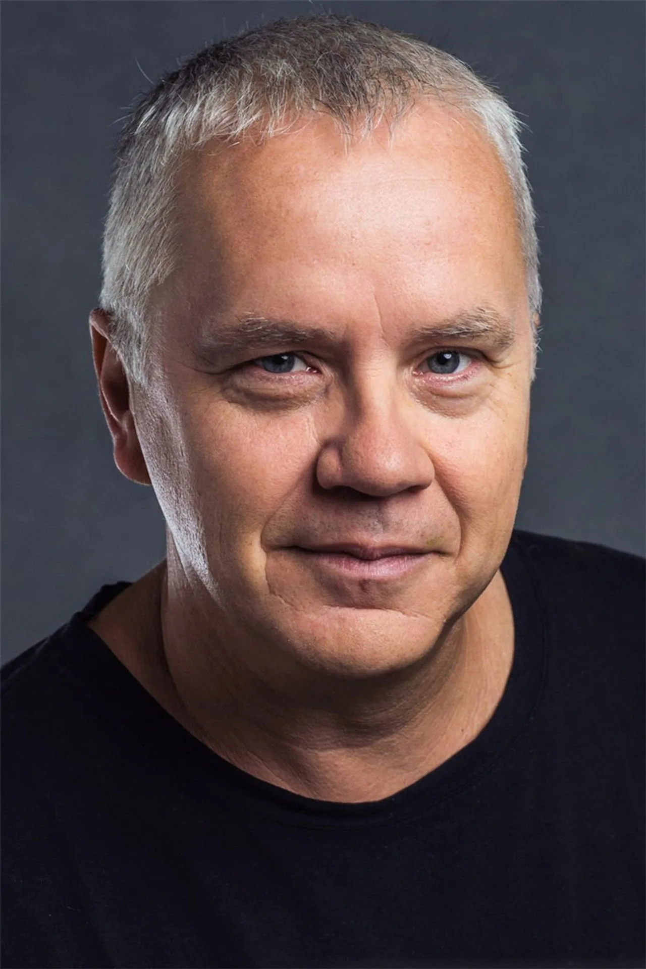 Imagem de Tim Robbins — Bernard Holland em Silo: vilão nos livros, herói na série — o que mudo
