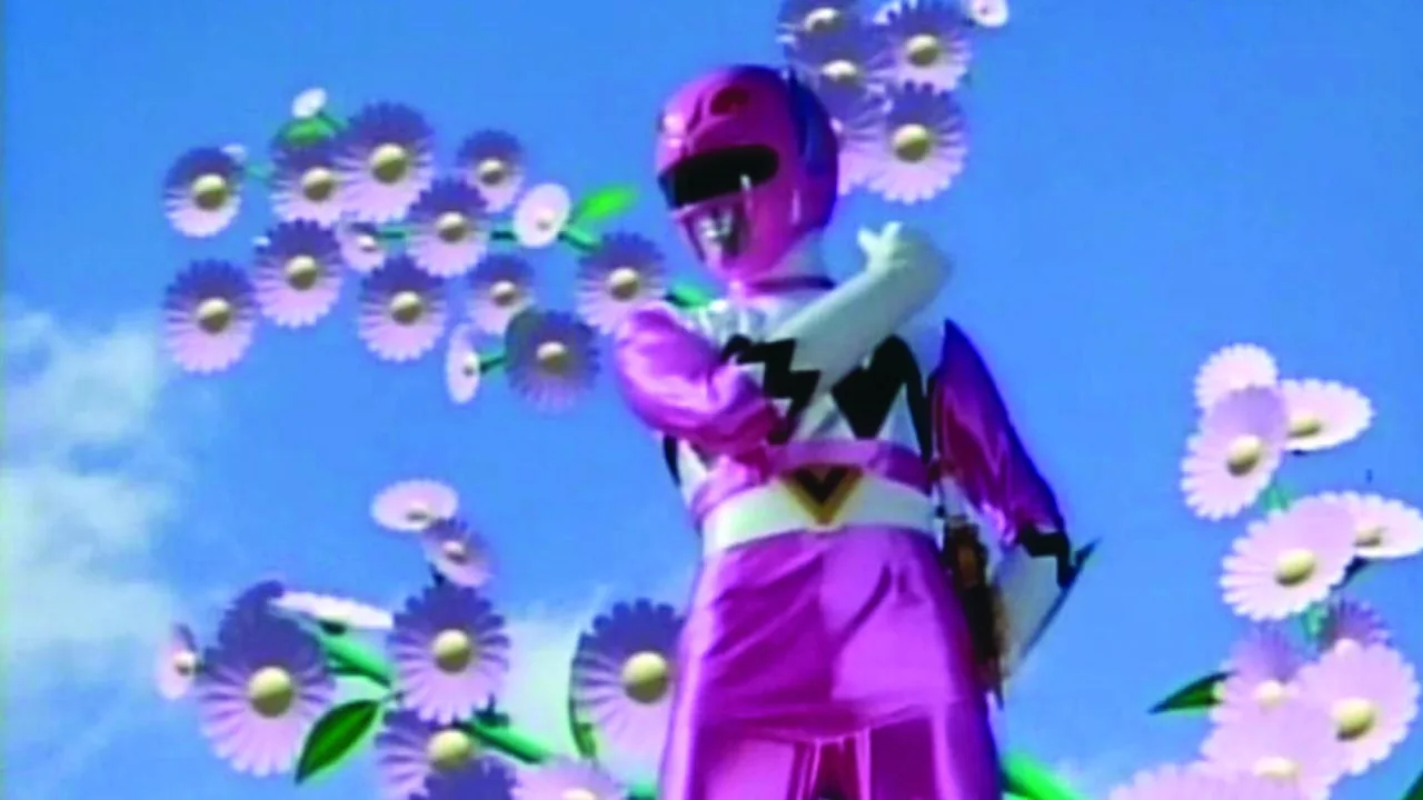 Kendrix Mor, a Pink Ranger, aparece em seu traje rosa sob fundo estrelado de galáxia, ao lado do logo Power Rangers