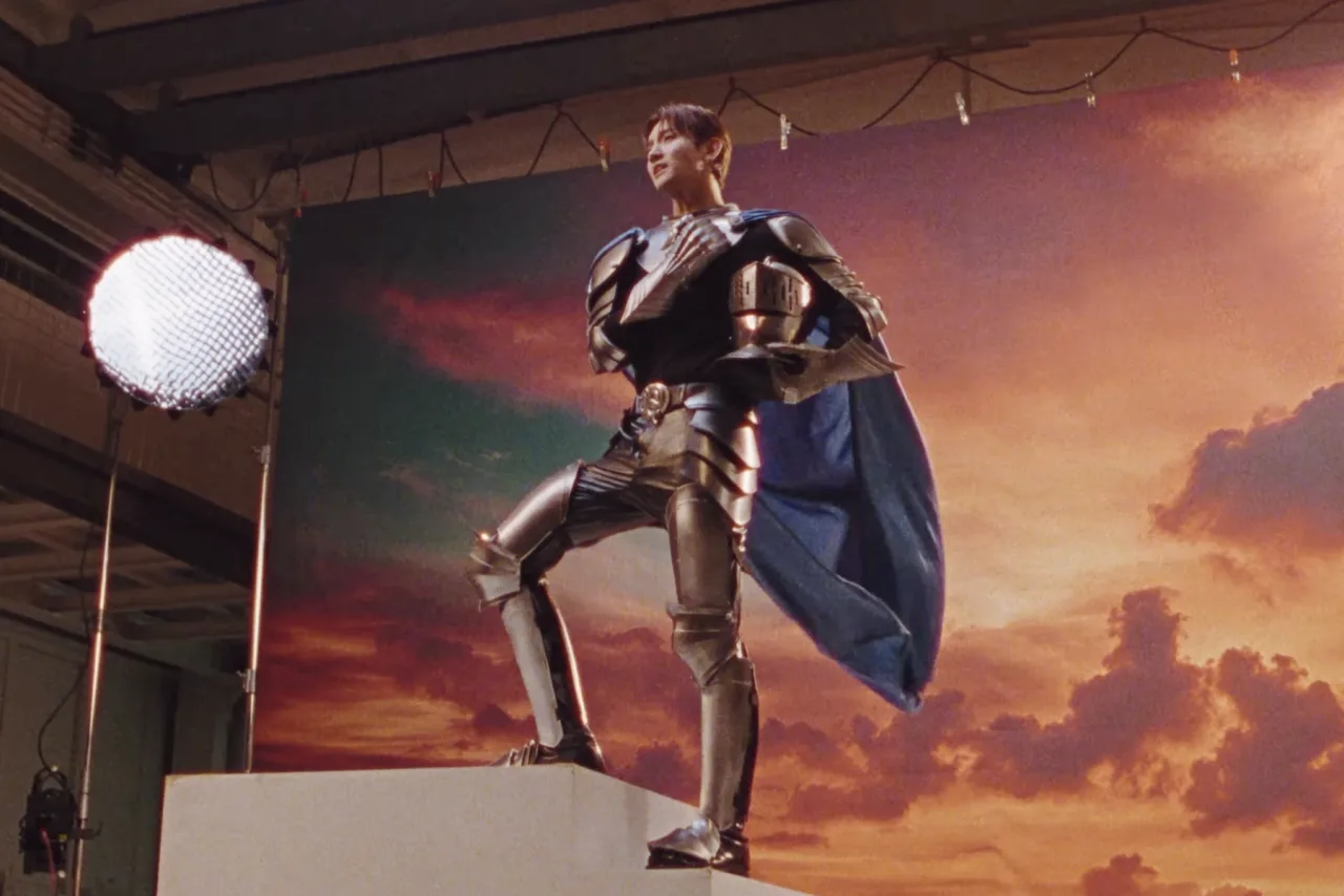 Changmin aparece em pose heroica, vestindo traje futurista, com auréola luminosa e o título “All Of My Life” ao fundo
