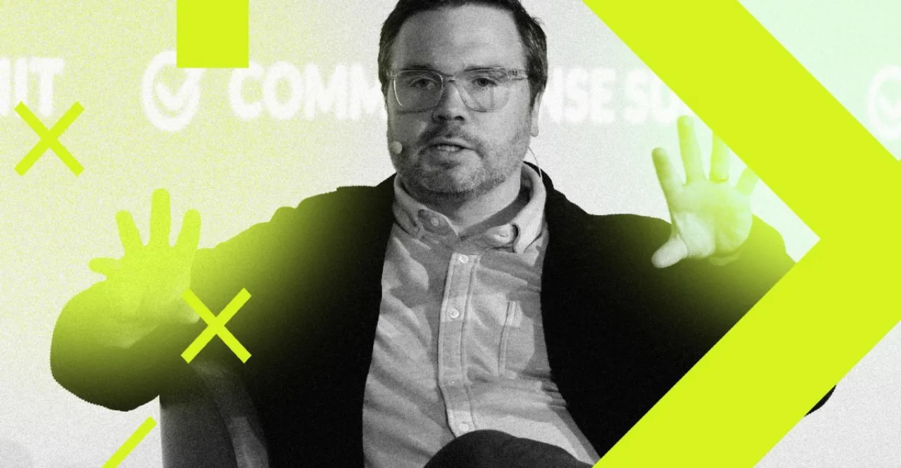 Kevin Roose ao microfone, com logo “Machine Gods” ao fundo e ícones de IA como circuitos e robô holográfico