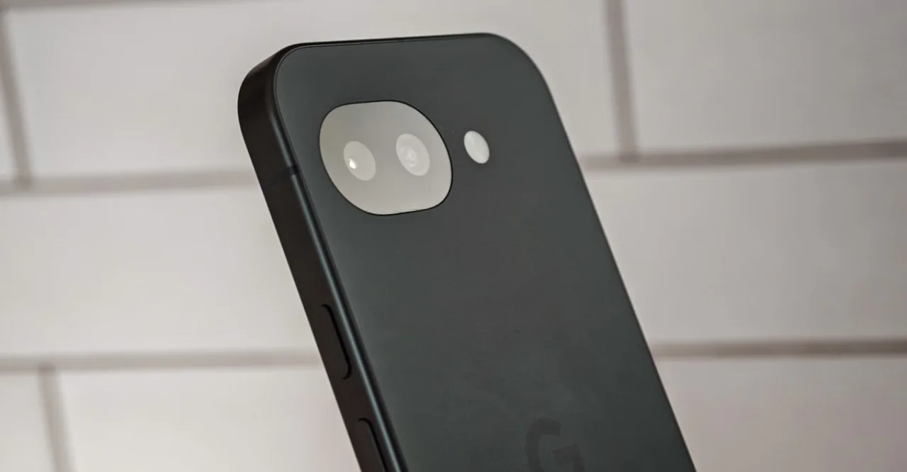 Jovem correndo ao ar livre, segurando o Pixel 11a enquanto usa app de monitoramento cardíaco