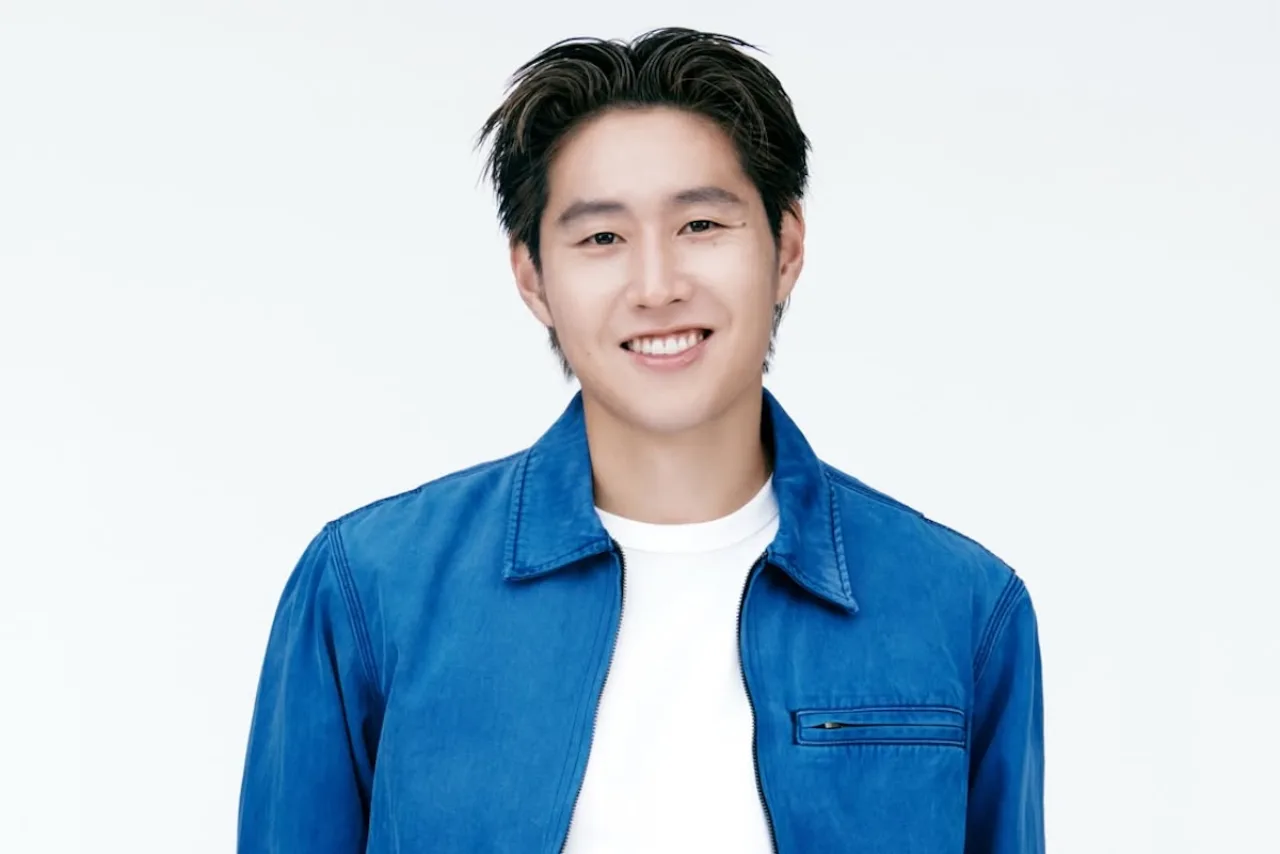 Lee Kang In segurando um contrato, vestindo roupa casual, ao lado de uma bola de futebol e um smartwatch