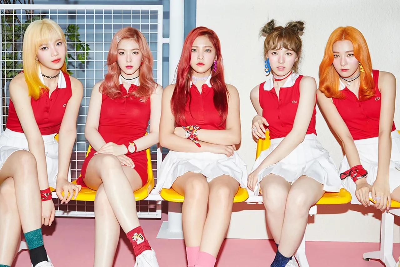 Red Velvet em traje elegante num cenário de cassino, segurando pistolas, com o selo de 300 milhões de visualizações