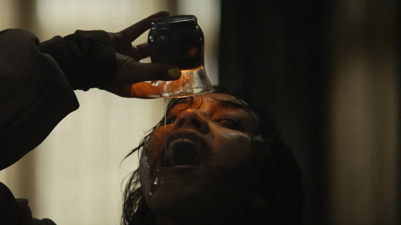 Imagem de Evil Dead Burn — Evil Dead Burn tem cena sangrenta cortada para garantir classificação