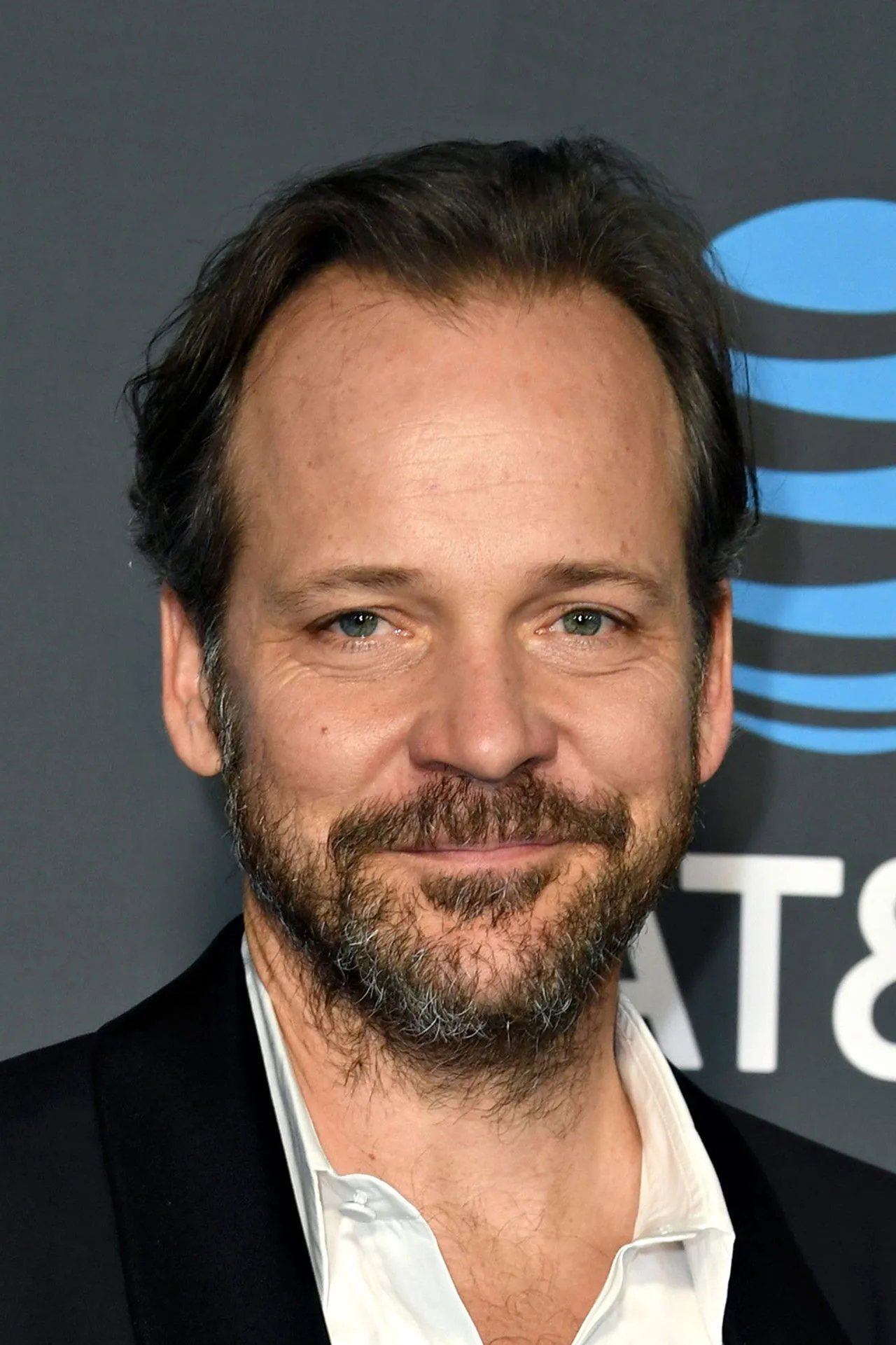 Imagem de Peter Sarsgaard — Peter Sarsgaard entra em The Last of Us Season 3 enquanto produção pau