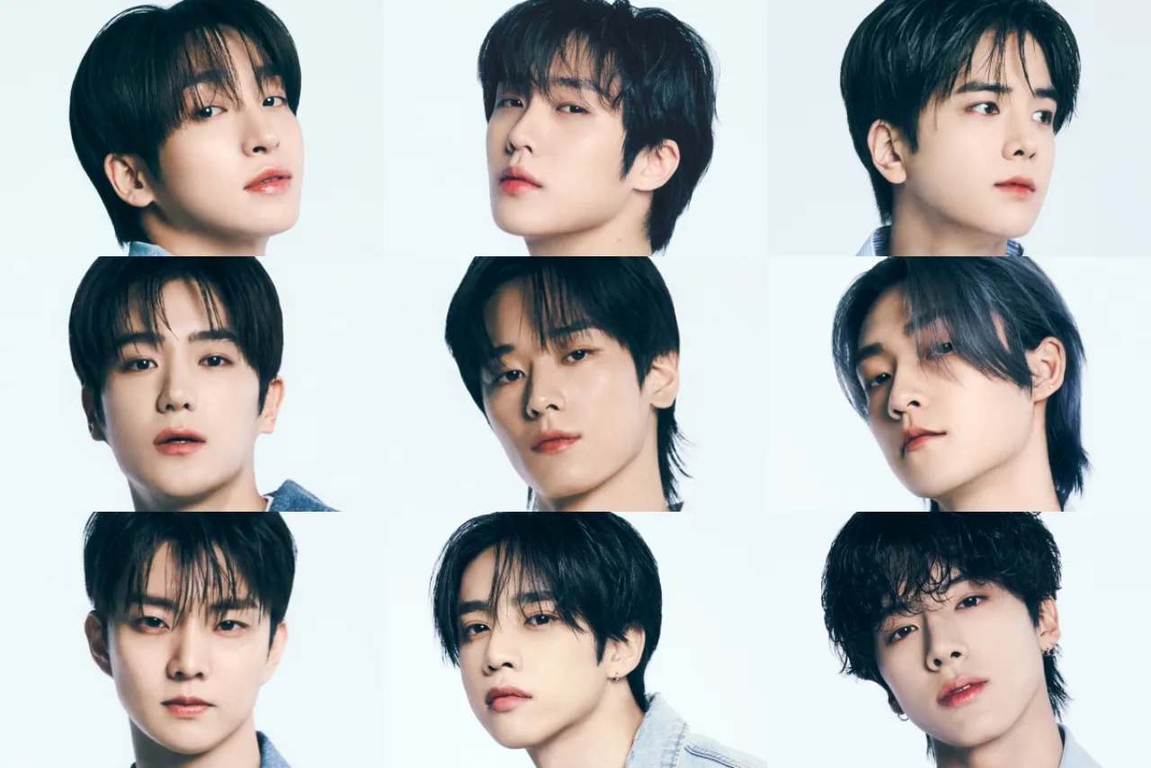 Os nove integrantes do THE BOYZ posam ao lado do logo da 78 RECORDS, segurando o contrato assinado