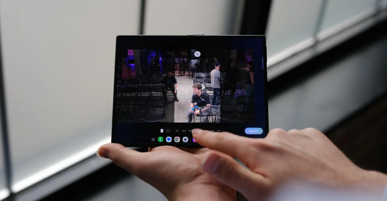 Dois smartphones dobráveis (Galaxy Z Fold 8 aberto e Galaxy Z Flip 8 fechado) exibindo telas vibrantes ao lado de um smartwatch e fones de ouvido