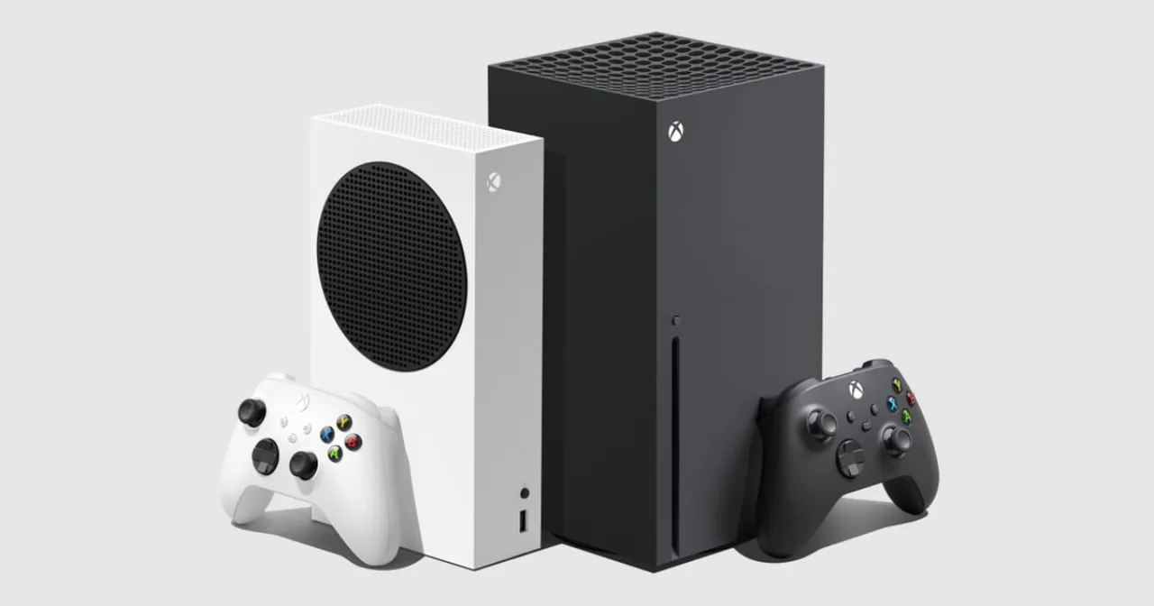 Consoles Xbox Series X e S posicionados ao lado do logotipo da marca