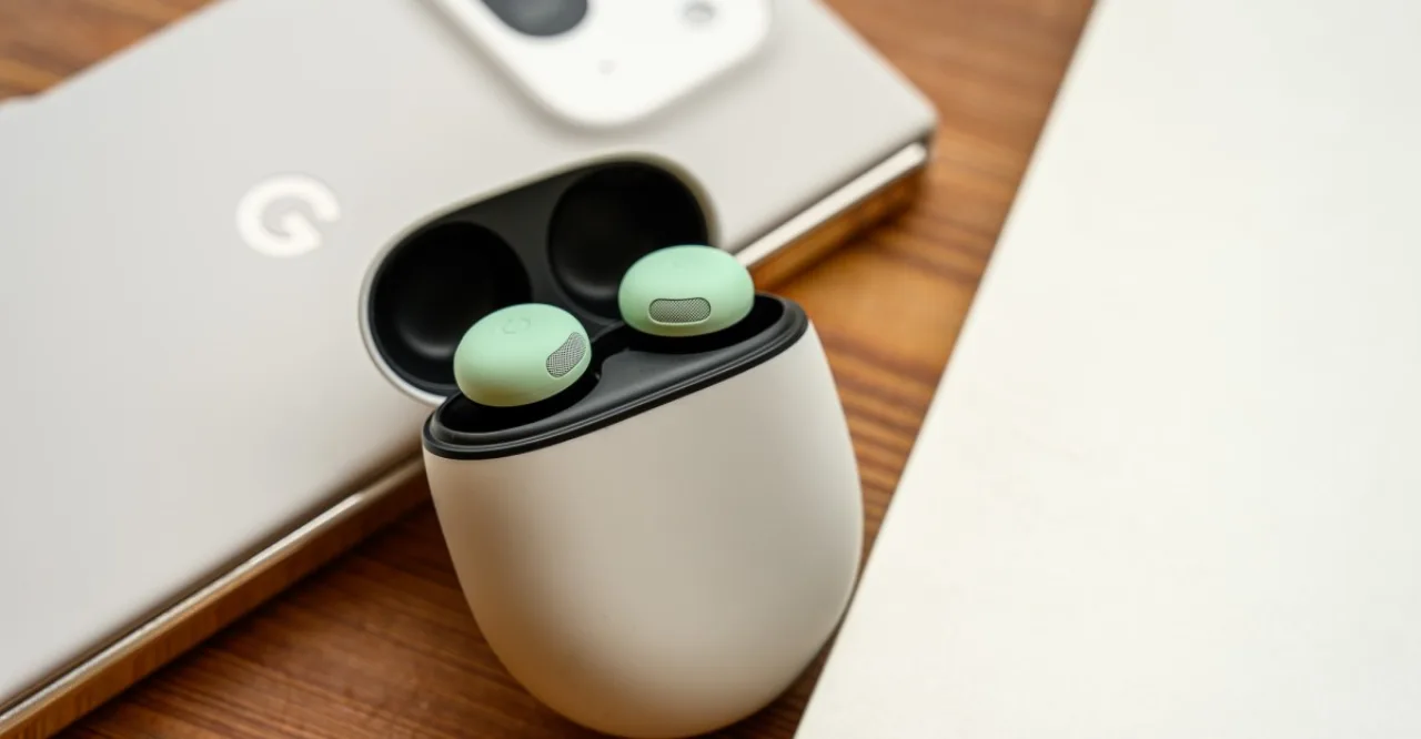 Pixel Watch no pulso detecta sono enquanto os Pixel Buds Pro 2 repousam ao lado, com ícones de pausa e silêncio na tela