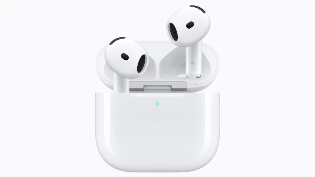 AirPods 5 brancos ao lado do estojo de carregamento, com o logotipo da Apple em destaque sobre fundo escuro
