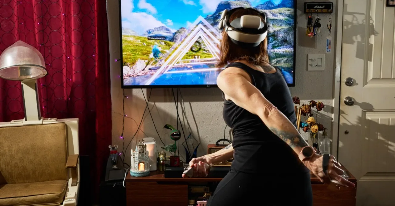 Pessoa usando headset de realidade virtual e controles, realizando movimentos de boxe em um cenário natural vibrante