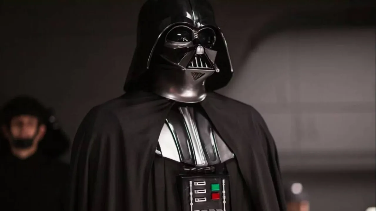 Darth Vader, de capacete preto, entrevista jogadores da NFL em um estúdio do SportsCenter+ com microfone e logotipo