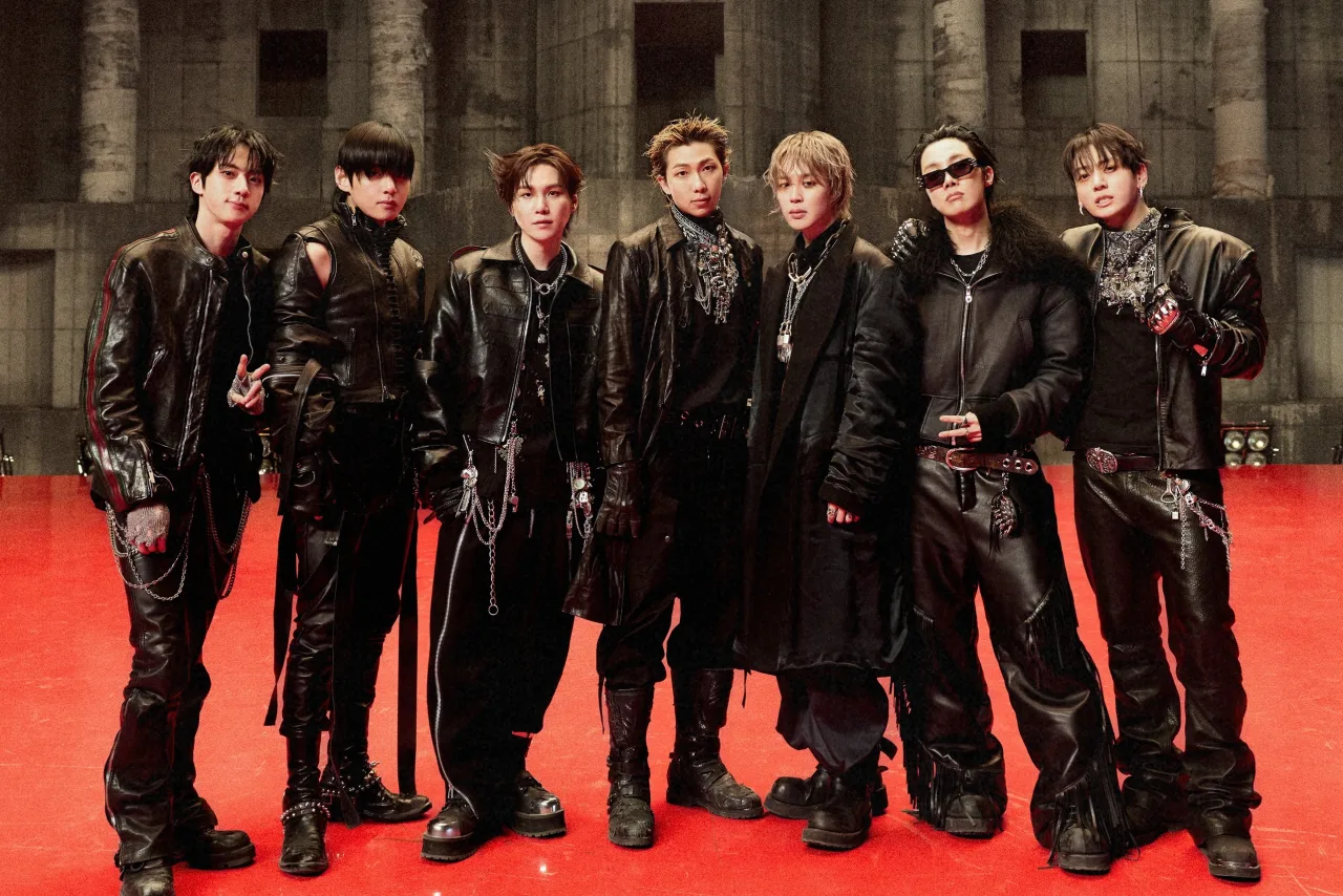 Membros do BTS posam em cenário neon do MV “Hooligan”, com logo da YouTube exibindo 100 milhões de visualizações