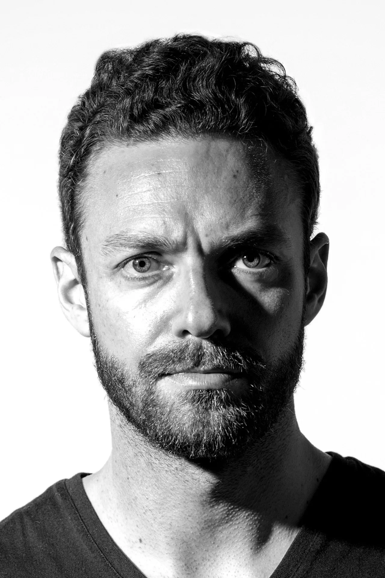 Imagem de Ross Marquand — Descendent: O suspense sci-fi de 2025 com Ross Marquand no Hulu